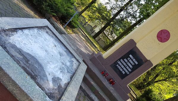 Памятник советским воинам в польском Сосновце после похищения бронзовой плиты. Архивное фото
