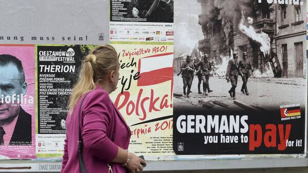 Плакаты с призывами к получению репараций от Германии в Варшаве, Польша