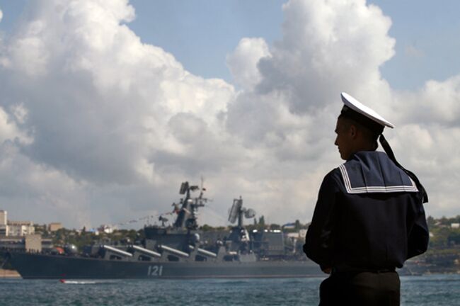 Дмитрий Медведев поздравил военных моряков и ветеранов с Днем ВМФ