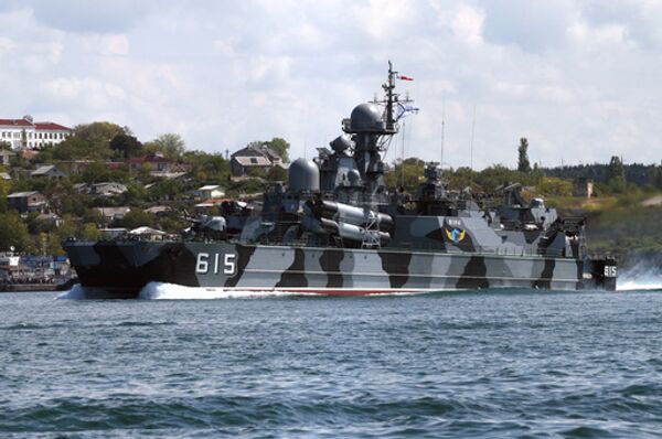 РФ не намерена переводить Черноморский флот в Абхазию - Сердюков