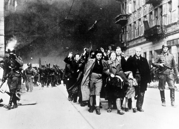 Жителей Варшавского гетто отправляют в лагерь смерти Треблинка. 1942 год Жителей Варшавского гетто отправляют в лагерь смерти Треблинка. 1942 год