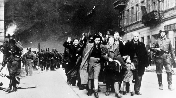 Жителей Варшавского гетто отправляют в лагерь смерти Треблинка. 1942 год