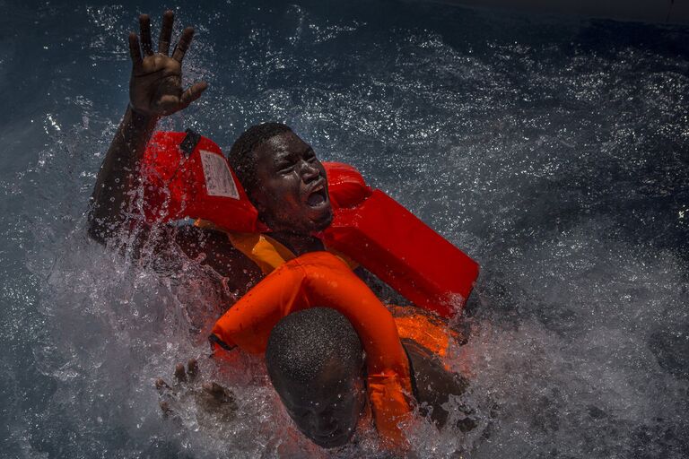 Работа фотографа из Великобритании Mathieu Willcocks Mediterranean Migration в категории Фотожурналистика, вошедшая в шорт-лист Felix Schoeller Photo Award 2017