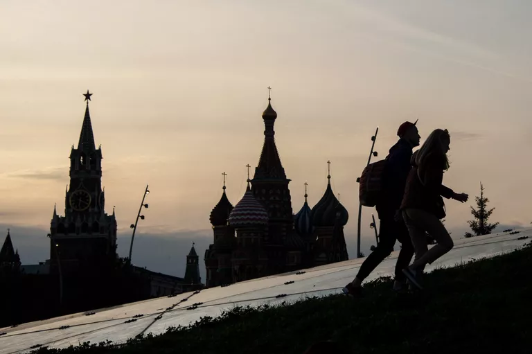 Посетители на территории природно-ландшафтного парка Зарядье в Москве Посетители на территории природно-ландшафтного парка Зарядье в Москве
