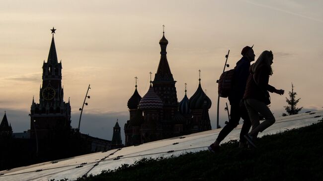 Посетители на территории природно-ландшафтного парка Зарядье в Москве