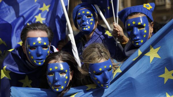 Молодые люди в масках с символикой Евросоюза