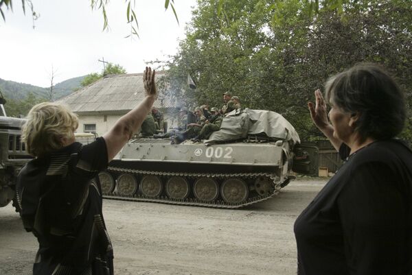 Жители поселка Джава приветствуют российских миротворцев