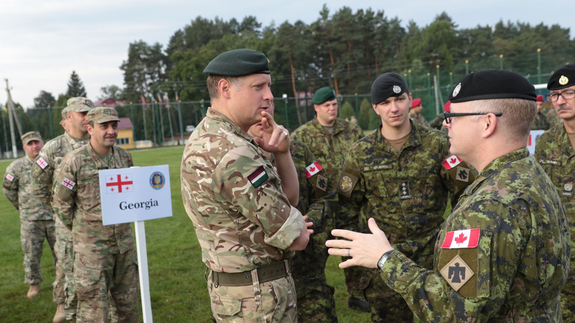 Военнослужащие армий Грузии, Венгрии и Канады на церемонии открытия военных учений Rapid Trident-2017 на Яворовском полигоне в Львовской области. 11 сентября 2017 - РИА Новости, 1920, 30.01.2022