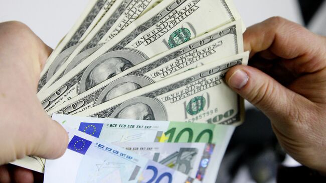 Евро дешевеет к доллару на слабых статданных из Германии и Франции