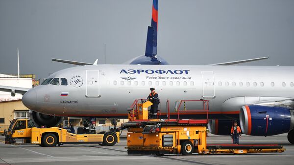 Аэродромный тягач Goldhofer и самолет авиакомпании Аэрофлот Airbus A321 в аэропорту Шереметьево. Архивное фото