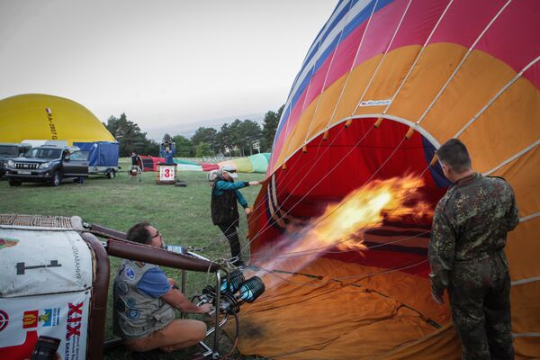 Подготовка воздушного шара к полету на фестивале воздушных шаров в Ставропольском крае. 11 сентября 2017