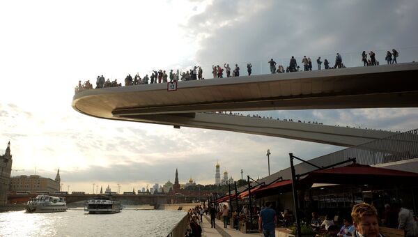 Посетители на Парящем мосту в природно-ландшафтном парке Зарядье в Москве. Архивное фото