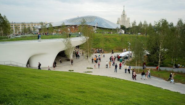 Посетители в природно-ландшафтном парке Зарядье в Москве. 11 сентября 2017