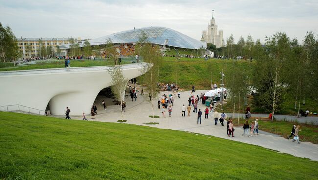 Посетители в природно-ландшафтном парке Зарядье в Москве. 11 сентября 2017