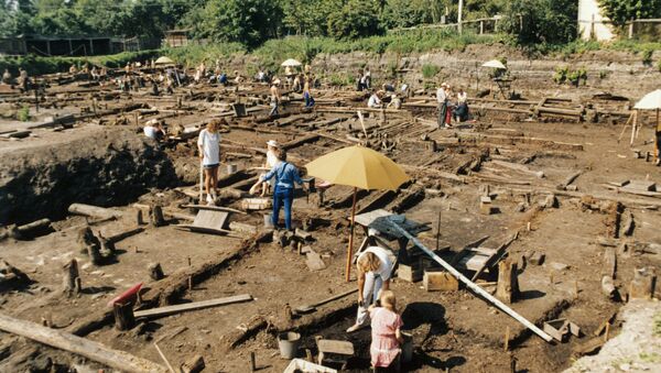Сотрудники археологической экспедиции ведут раскопки около Троицкой церкви