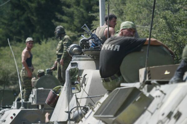 Российские военнослужащие направляются в сторону Цхинвали