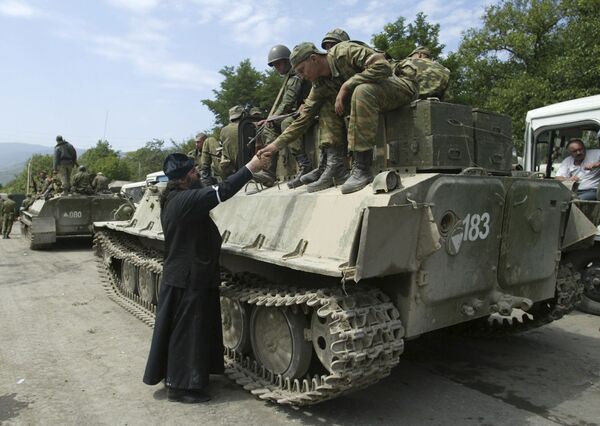 Священник приветствует Российских солдат в Цхинвале