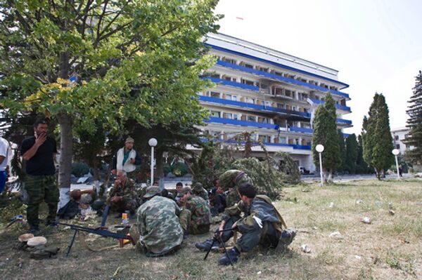 Югооосетинские ополченцы в городе Цхинвали
