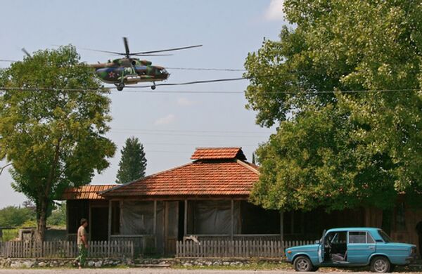 Российский вертолет пролетает над населенным пунктом в Абхазии