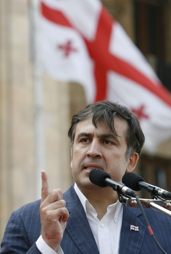 Михаил Саакашвили на митинге перед парламентом в Тбилиси