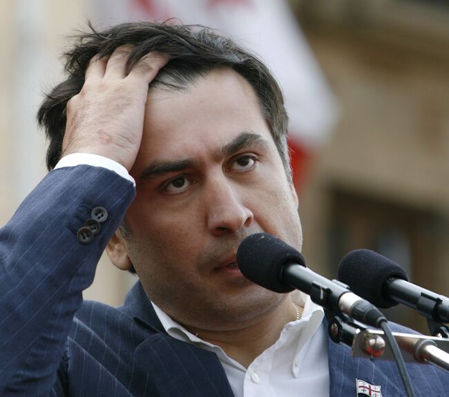 Михаил Саакашвили на митинге перед парламентом в Тбилиси
