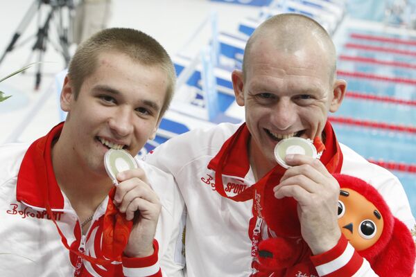 Российские спортсмены Дмитрий Саутин (справа) и Юрий Кунаков (слева) - серебряные призеры по синхронным прыжкам в воду с 3-х метрового трамплина