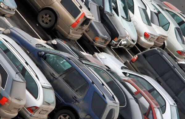 Только треть автовладельцев в Москве обеспечены местами для парковки