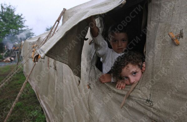 Беженцы из Цхинвали в лагере, расположенном на базе сельхозтехники в городе Алагир