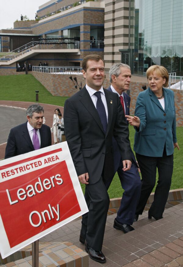 Президент России Дмитрий Медведев, президент США Джордж Буш, канцлер Германии Ангела Меркель (слева направо на первом плане) и премьер-министр Великобритании Гордон Браун (на втором плане) по окончании заседания глав государств и правительств группы восьми. Архив