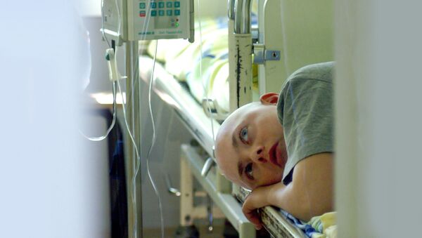 Ребенок в палате онкогематологического отделения детской больницы. Архив