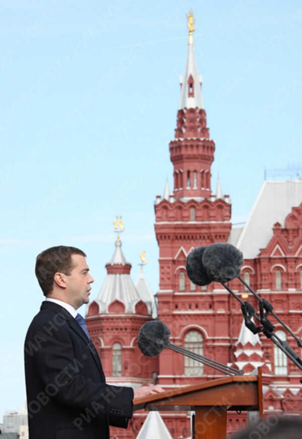 Дмитрий Медведев во время военного парада в честь 63-й годовщины Победы 