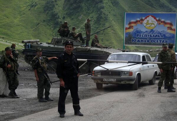 Российские военнослужащие и южноосетинские ополченцы на Зарской дороге в зоне грузино-югоосетинского конфликта