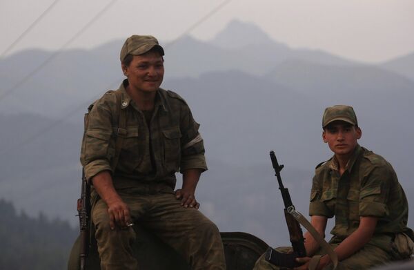 Российские военнослужащие и южноосетинские ополченцы в зоне грузино-югоосетинского конфликта