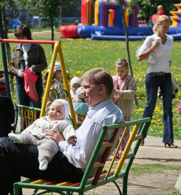 На детской площадке в московском дворе