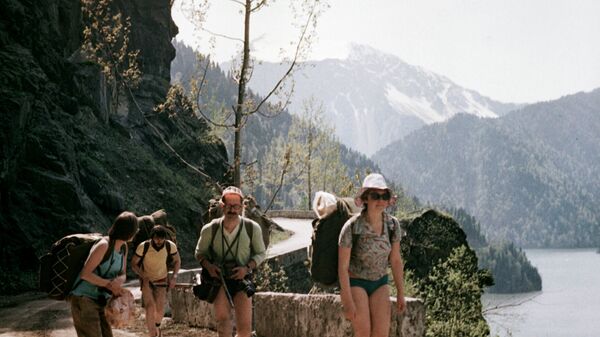 Туристы путешествуют по горам Абхазии