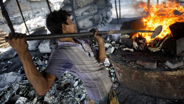Мохаммад Джамал расплавляет алюминиевые отходы на заводе по переработке на окраине Дакки, Бангладеш
