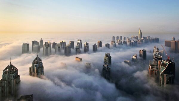 Вид на небоскребы Дубая сквозь облака