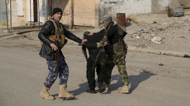 Задержанный иракским спецназом в Мосуле боевик ИГ*. Архивное фото