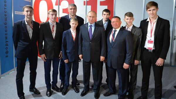 Президент РФ Владимир Путин с командой красноярского футбольного клуба Тотем. Архивное фото