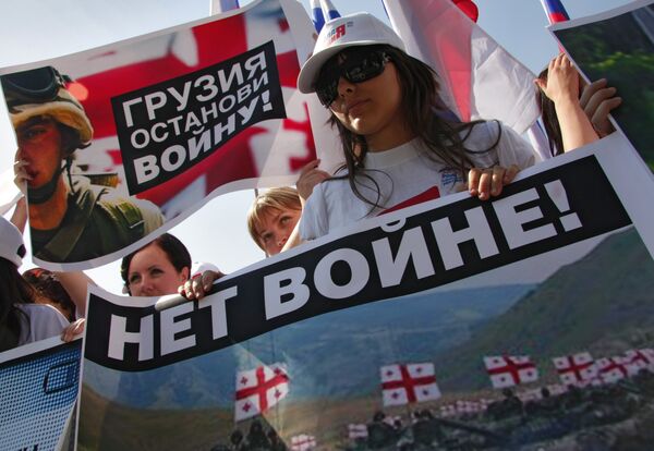 Участники молодежной акции-митинга Своих не бросаем! на Пушкинской площади столицы