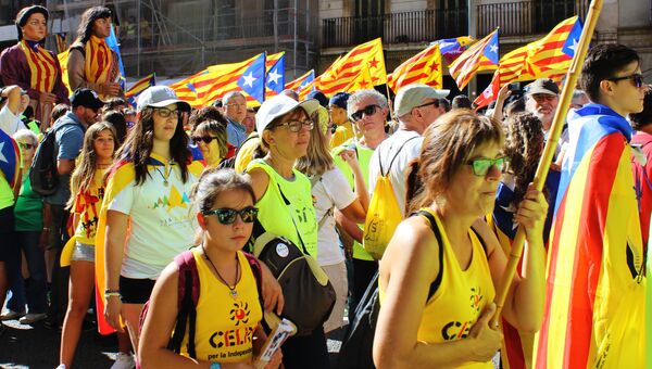 Участники акции на улицах Барселоны в поддержку референдума. Архивное фото