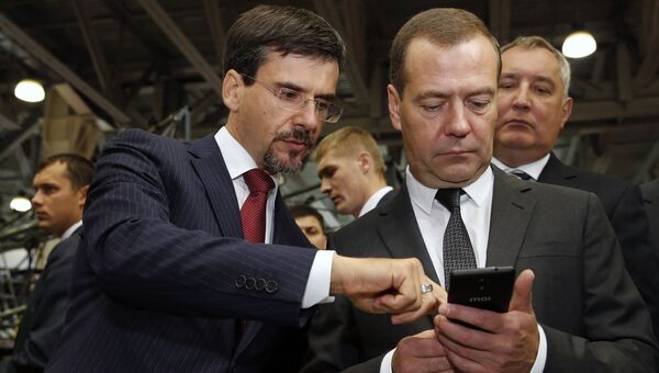 Председатель правительства РФ Дмитрий Медведев во время осмотра павильонов III Международной специализированной выставки Импортозамещение. 12 сентября 2017