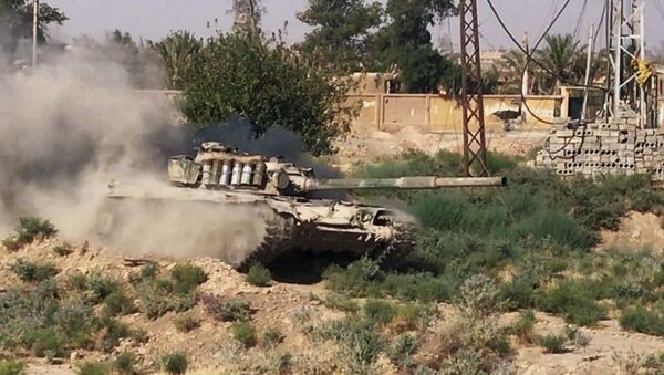 Танк сирийской армии в городе Дейр-эз-Зор, где продолжаются боевые действия против террористической группировки Исламское государство*