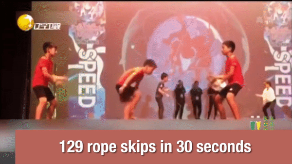 Китайский школьник 129 раз перепрыгнул через скакалку за 30 секунд
