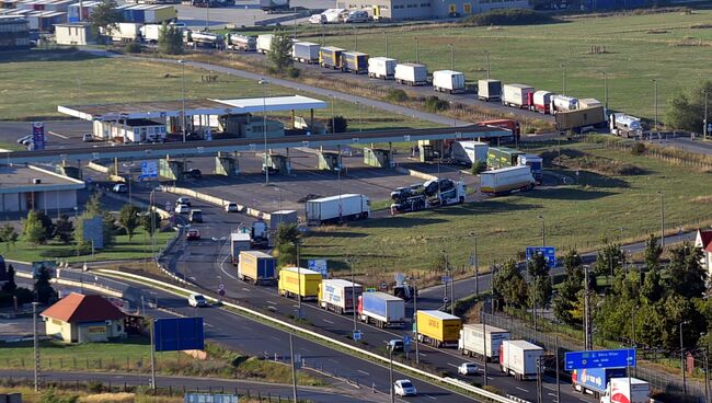 Грузовики на пограничном контроле в Австрии. Архивное фото