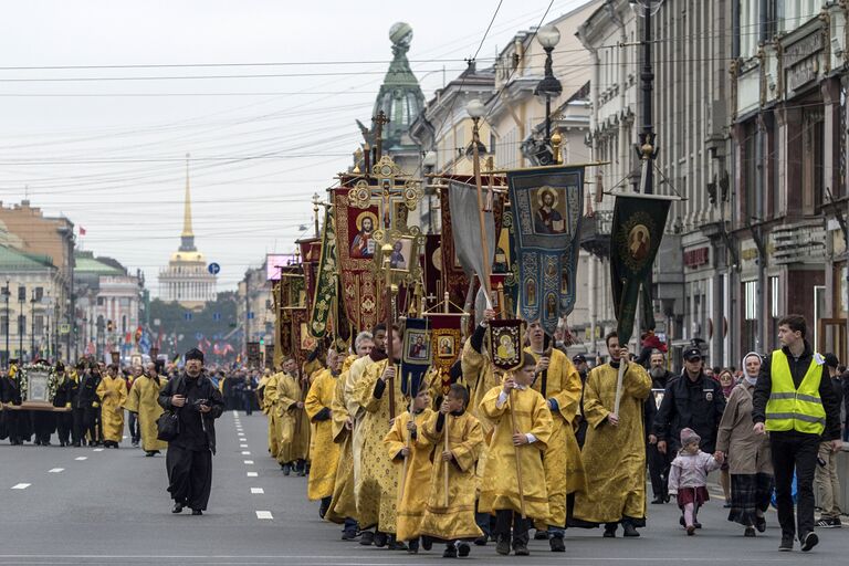 Во время крестного хода в честь дня перенесения мощей Святого Благоверного князя Александра Невского в Санкт-ПетербургеВо время крестного хода в честь дня перенесения мощей святого благоверного князя Александра Невского в Санкт-Петербурге