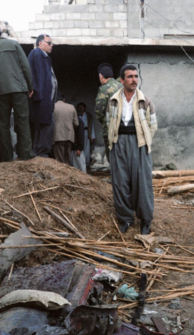 Курд у разрушенного дома в Ираке