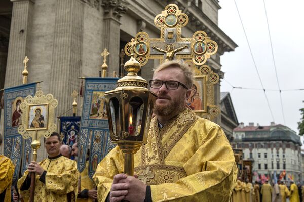 Во время крестного хода в честь дня перенесения мощей святого благоверного князя Александра Невского в Санкт-Петербурге
