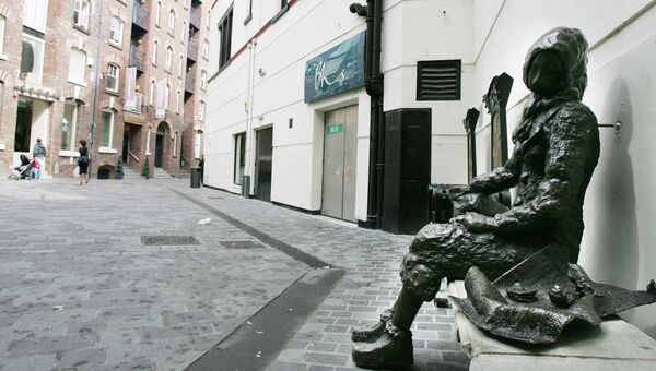 Бронзовая скульптура Элинор Ригби в Ливерпуле, Великобритания. Архивное фото