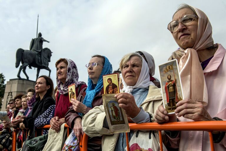 Во время крестного хода в честь дня перенесения мощей святого благоверного князя Александра Невского в Санкт-Петербурге